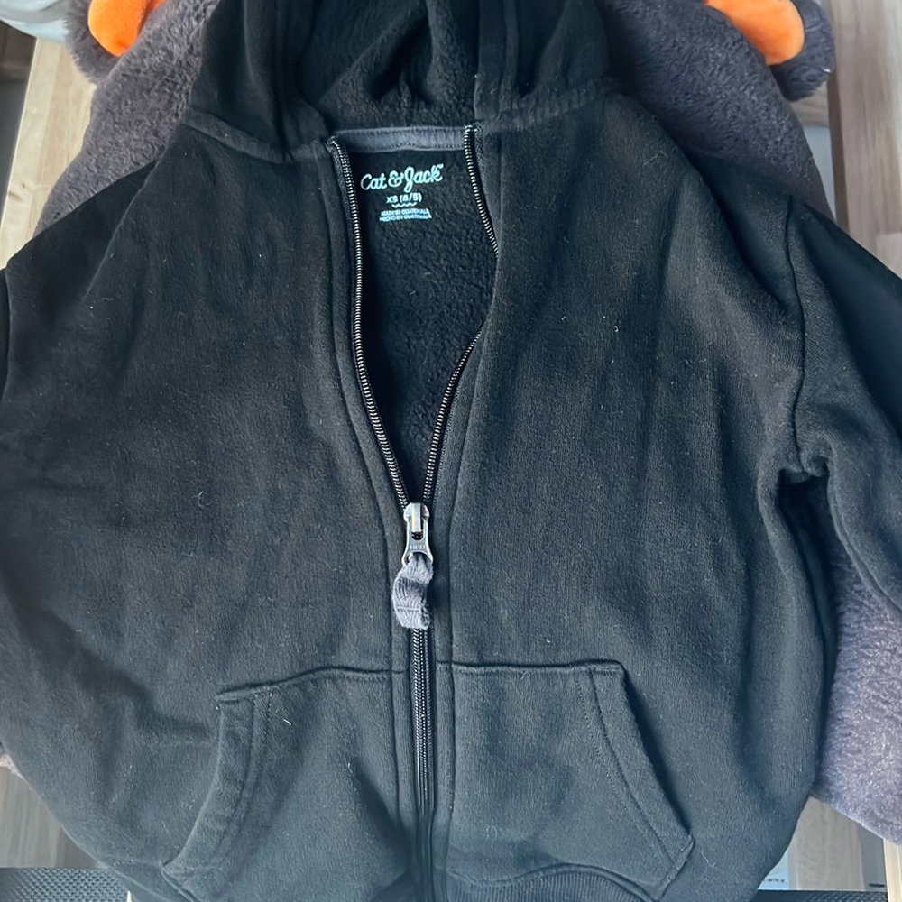 Boys Cat & Jack hooded sweatshirt with front zip with front pocketsSize XS 4/5.